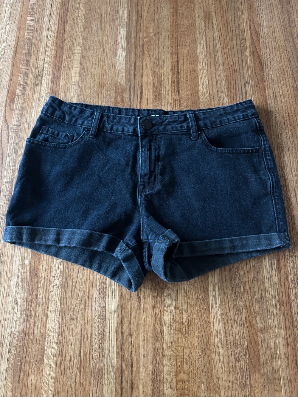 BDG Urban Outfitters Mid Rise Alexa 5 Pocket Shortie Denim Shorts Black 32